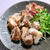 豚バラなんこつ(パイカ)のにんにく塩焼き。軟骨がコリコリぷりぷり、いつもの煮込み料理とはひと味違う、歯ごたえを楽しむおつまみ。