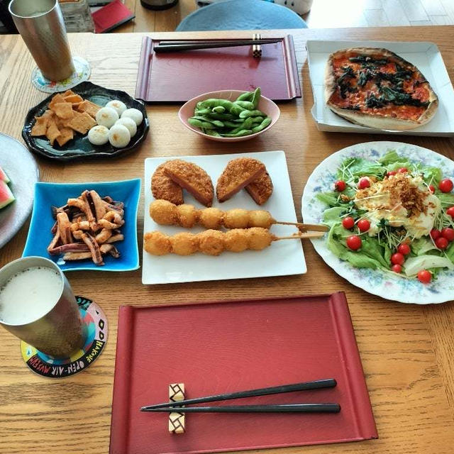 山菜ピザやポテサラ、のどぐろ天ぷら、フライとフルーツ。買い惣菜並べて昼夜家呑み