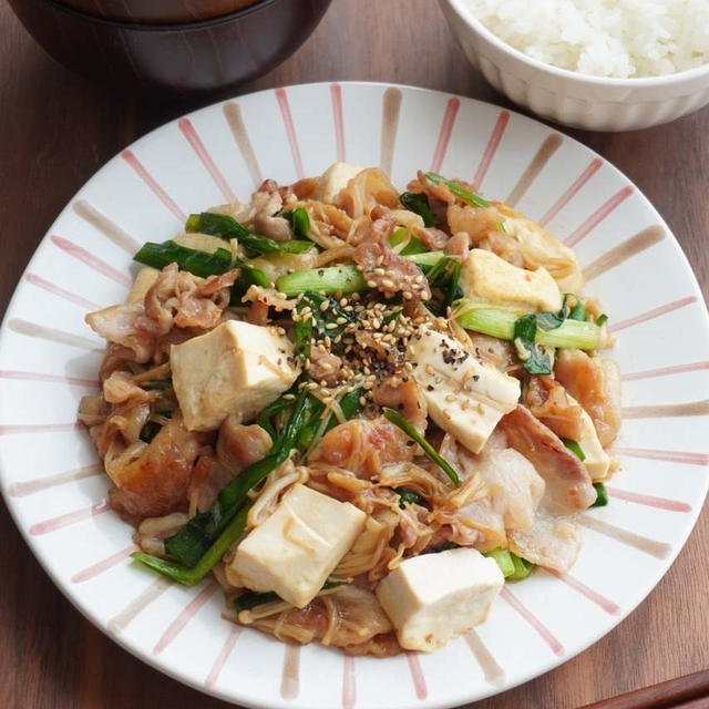ヘルシーだけどボリューム満点！豚バラと豆腐のニラ炒め