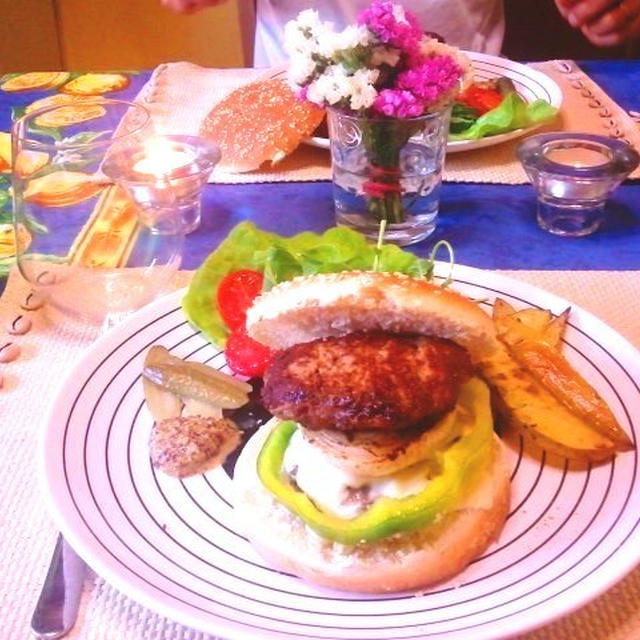 手作りパテで、チーズオニオンバーガー