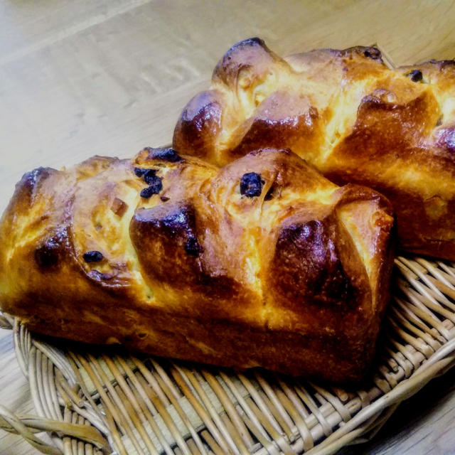 ニーダーで試作のパン生地を作っています