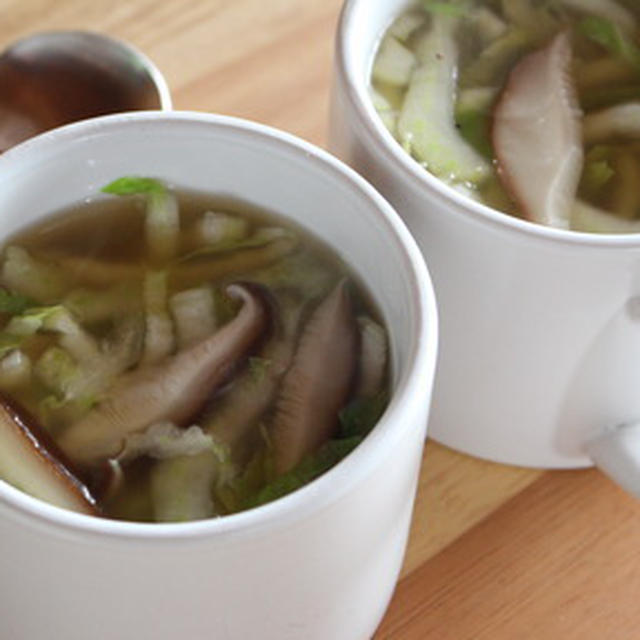 365日汁物レシピNo.29「椎茸と白菜のコンソメスープ」