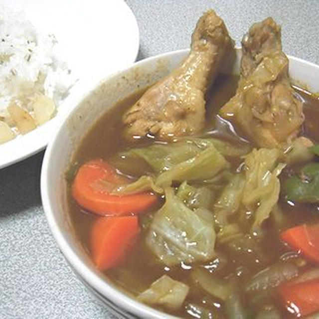 チキンとキャベツのカレー。すやすや眠るきなこ