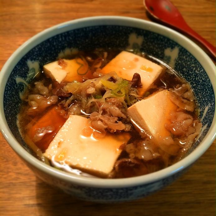 丼に入っている牛肉と豆腐のスープ