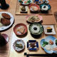 湯豆腐、きゃべせんのコロッケメンチ添え、小鉢10品で晩酌。うどんでシメま...