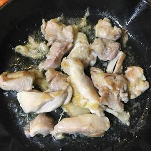スキレットで鶏肉ともやしのニンニクポン酢炒め