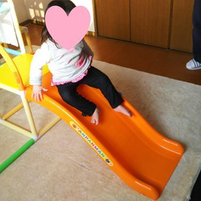 娘　実家のすべり台を楽しむ