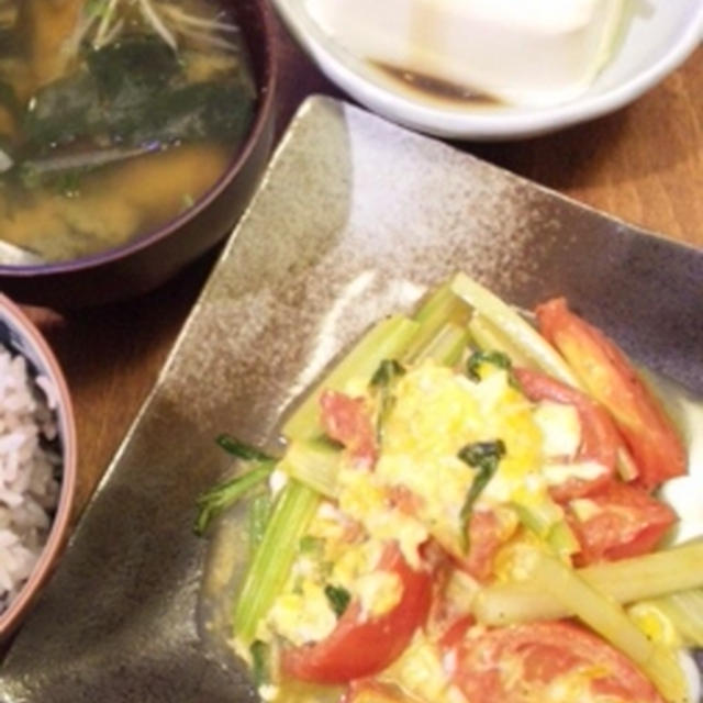 [ごはんとおかず]セロリとトマトの玉子炒めとか