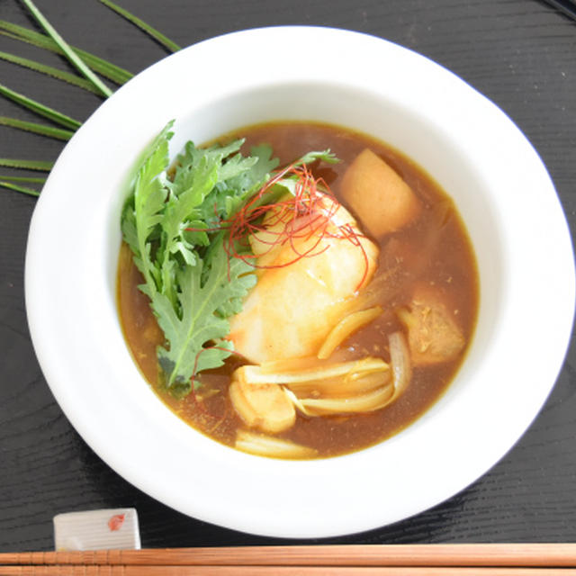 お蕎麦屋さんのカレーつゆなお雑煮。お正月料理にアクセント、でもほっこり味。