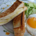 お休みの日の朝ごはん♪　梨とチーズのハニーサンドイッチ