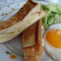 お休みの日の朝ごはん♪　梨とチーズのハニーサンドイッチ