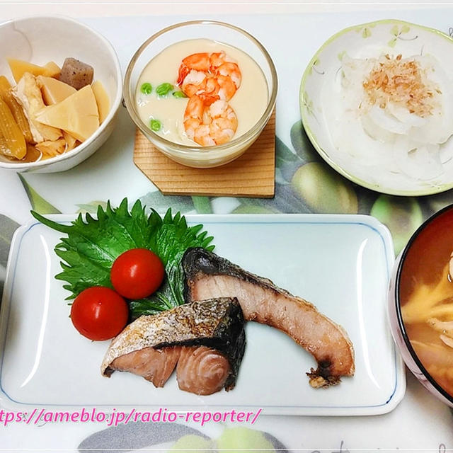ブリの塩焼き、海老とゆり根の茶碗蒸し、煮物、舞茸のお味噌汁で和定食@おうちご飯