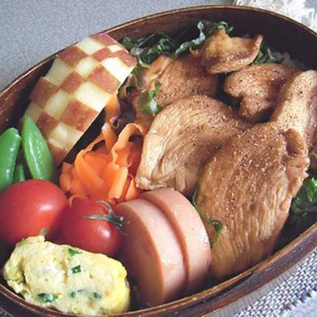 鶏肉弁当。えんどう豆の玉子とじ。眠るあんこ