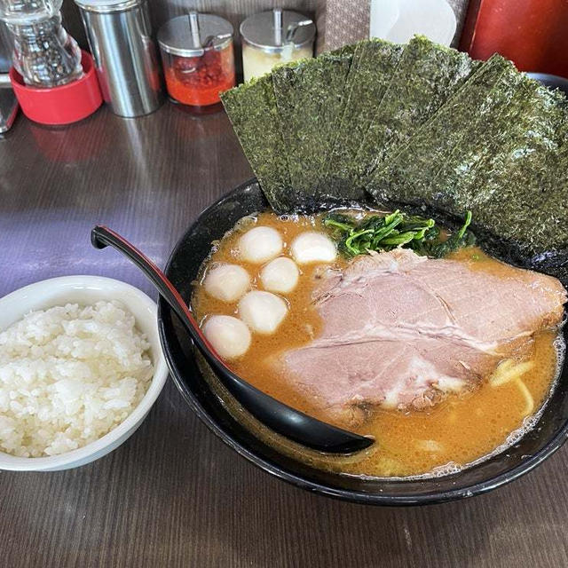 みそラーメンにのり5枚とウズラ5個をトッピングで啜る 〜小ライス・壱系ラーメン〜