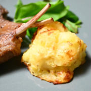 チーズマッシュポテト。お肉の付け合わせにぴったり、ざっくりつぶしたじゃがいもの食感とチーズがたまらない名脇役。