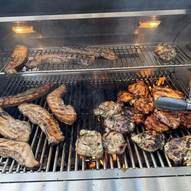 25人で連休は肉と笑顔のバーベキュー！