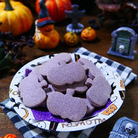 紫芋パウダーを使ってお菓子を作ると紫色がでるか知りたくてクッキーを制作～★ちゃんと紫色に仕上がりました～！！今現在の私の浅い未熟のお菓子作りの知識、敬謙値ではありますが、このクッキーが一番紫芋パウダーの効果を活かせて、紫色をだせて、芋の風味感もしっかり残せる仕上がりにできたかな～？と思います～★カルダモン香る★紫芋パウダーdeジャックランタンクッキー【レシピ 1760】【スパイス大使】
