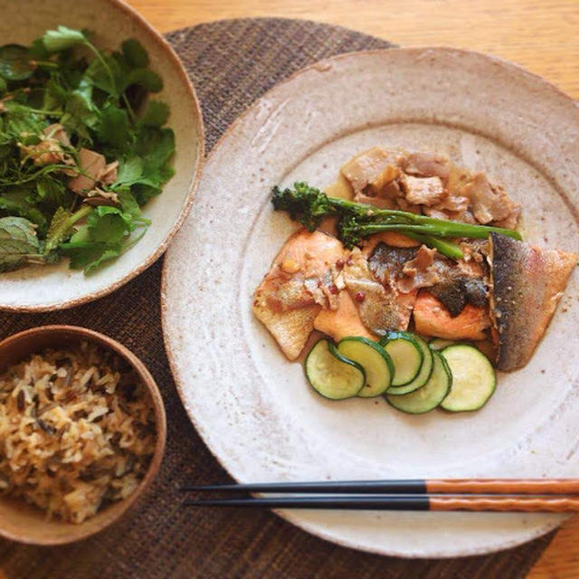 タイ風ニジマスのココナッツ魚醤ソースがけとハーブ野菜のラープ風