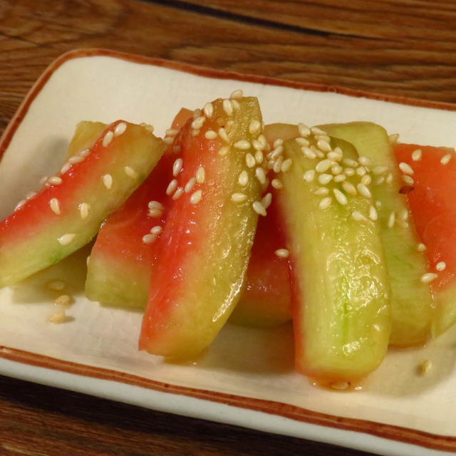 冷やし中華のつゆしょうゆとめんつゆと、すいかの皮の漬物とにんにくの茎の漬物。