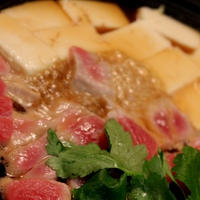 寒い夜は熱燗と熱々ねぎま鍋、黒胡椒とともに。