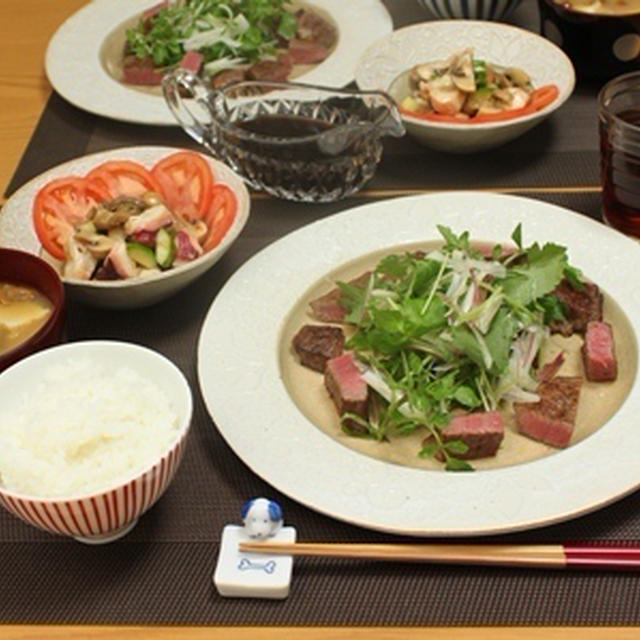■サイコロステーキと香味サラダ