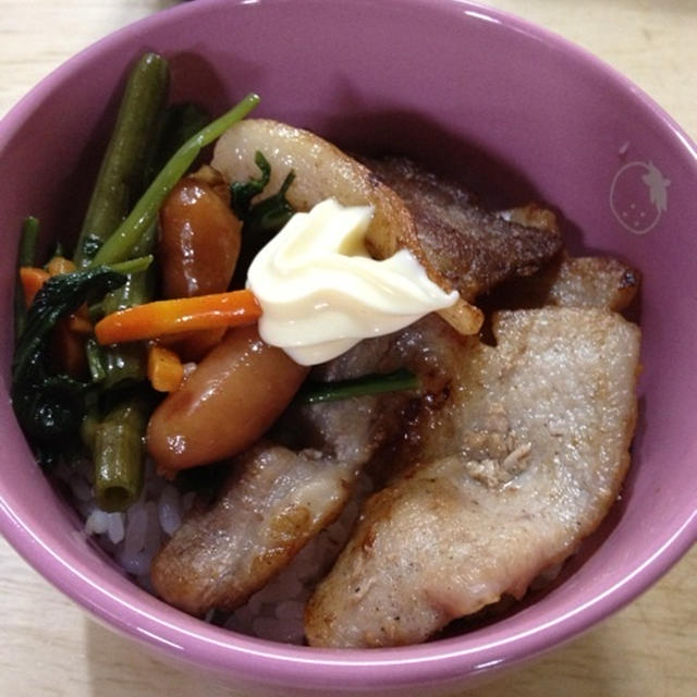 空心菜とウィンナーの中華炒めと豚肉乗っけごはん