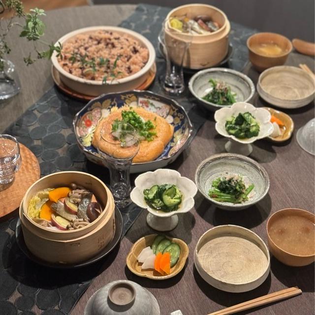 「谷口屋」さんのおあげと、赤飯と、鮭と野菜蒸しとか、好きなのいっぱいの夜ごはん
