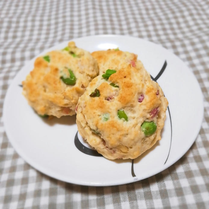 皿にのった、ベーコンと枝豆のこんがりパン