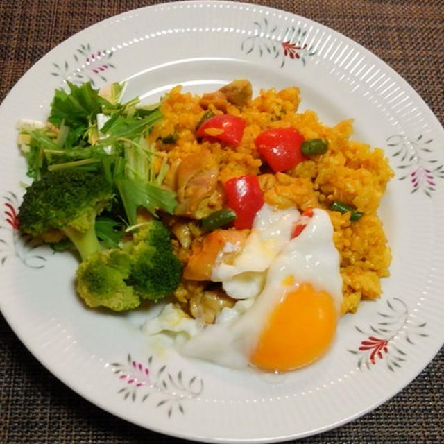 目玉焼きのっけ失敗やぁ・・・チキンカレー炒飯♪・・♪