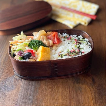 お気に入りでリピ中の「セロリと人参入りレモンチーズコールスロー」を詰めた、ある日のお弁当。
