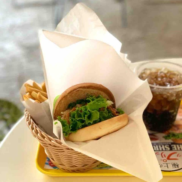 宇都宮餃子バーガー。