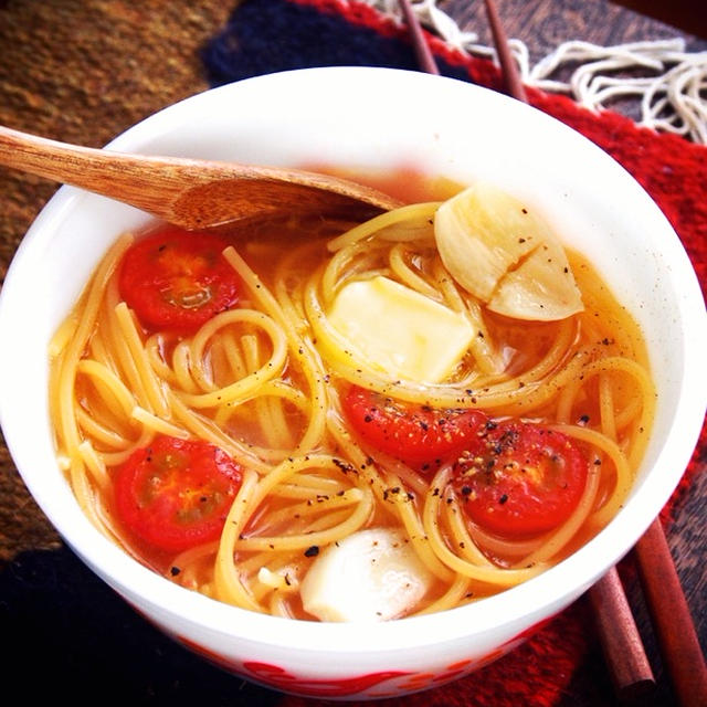 スープにスパゲティを乾麺のままインして煮込むだけ！「にんにく塩バタースープスパゲティ」