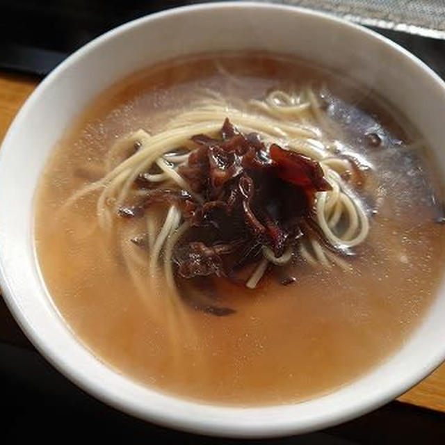 高知県産きくらげ乗せのラーメン
