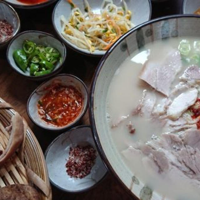 【チェジュ島旅④】人気グルメの豚骨そうめん！コギグクス＋スンデ盛り合わせ