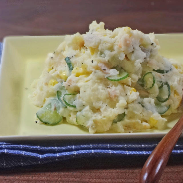 香ばしい焼き鮭とコーンきゅうりのなめらかポテトサラダ