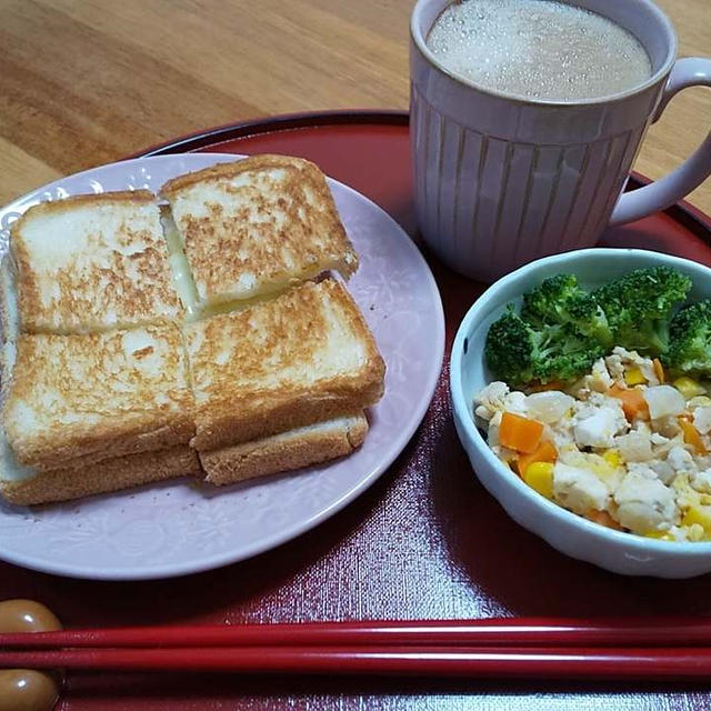 チーズトーストとカフェオレ