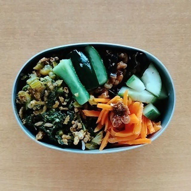 野菜の葉っぱがあったらよくごはんにのせる系のおかずを作りがちです