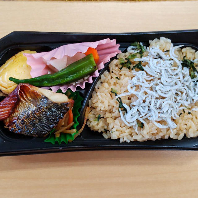 最近お気に入りのしらすごはん弁当298円