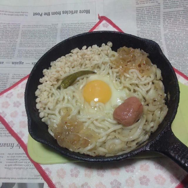 玉ねぎ・天かす・中華クラゲ・激辛青とんの月見焼きうどん