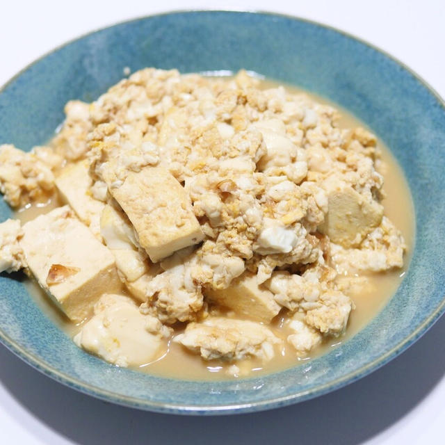 豆腐と卵で一品作るなら、しょうゆ、みりん、酒で味付けする「豆腐玉子炒め」。丼にしても美味い