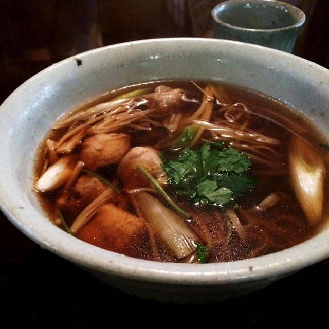 お昼は萬葉館で古地鳥そば