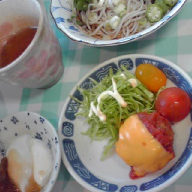 今朝の自分ご飯。オクラのぶっかけ蕎麦とか、チーズハンバーグとか♪