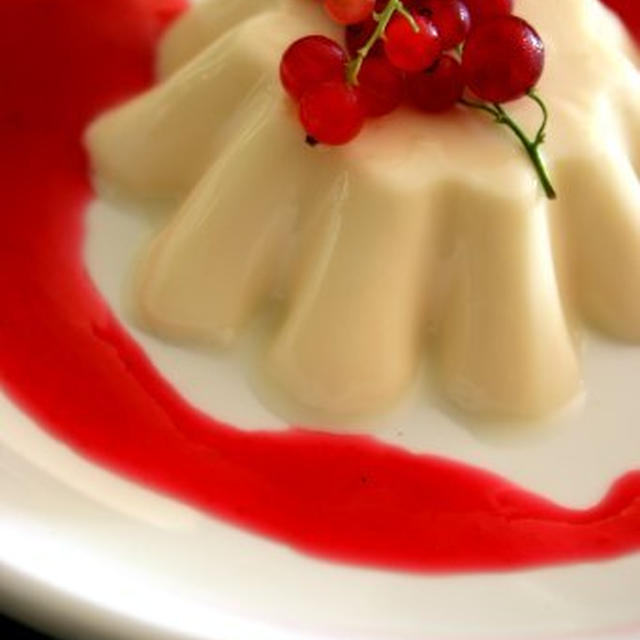 Vanilla Panna Cotta with Red Currant Syrupバニラパンナコッタとアカスグリのシロップ
