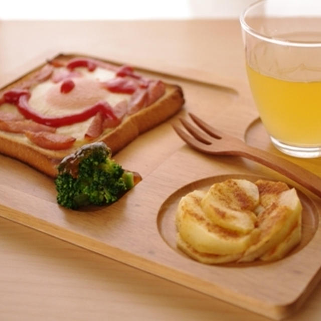 燻製風味のたまごトースト、ホットりんごシナモン☆朝食プレート