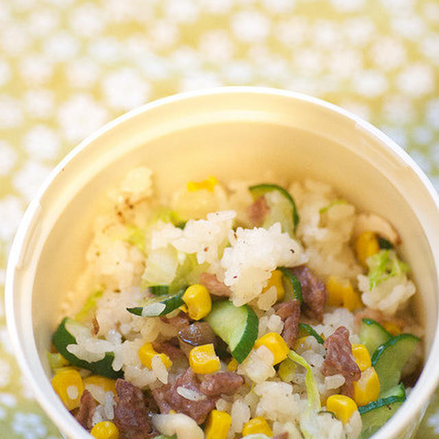 bento riz cantonnais au bœuf et concombre et photos des cerisiers