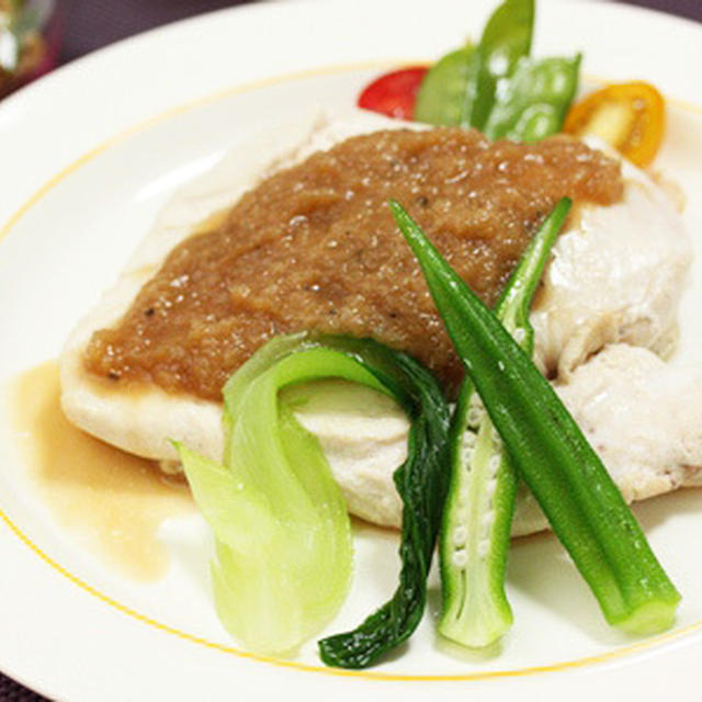 ■鶏胸肉の蒸し焼き　おろし玉ねぎと生姜のソース