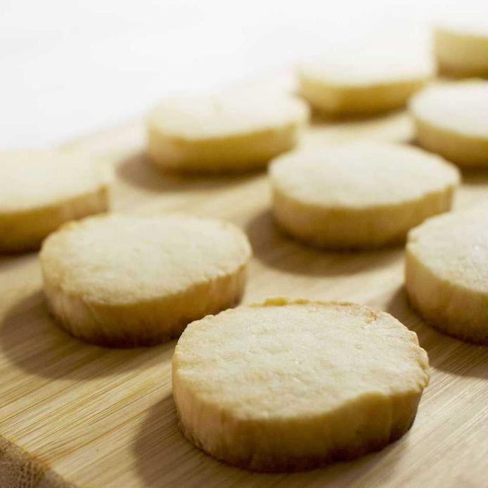 木製の板に並べた米粉のレモンクッキー