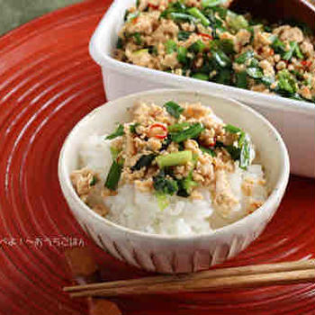 ご飯が止まらない！ニラ入りピリ辛鶏そぼろ