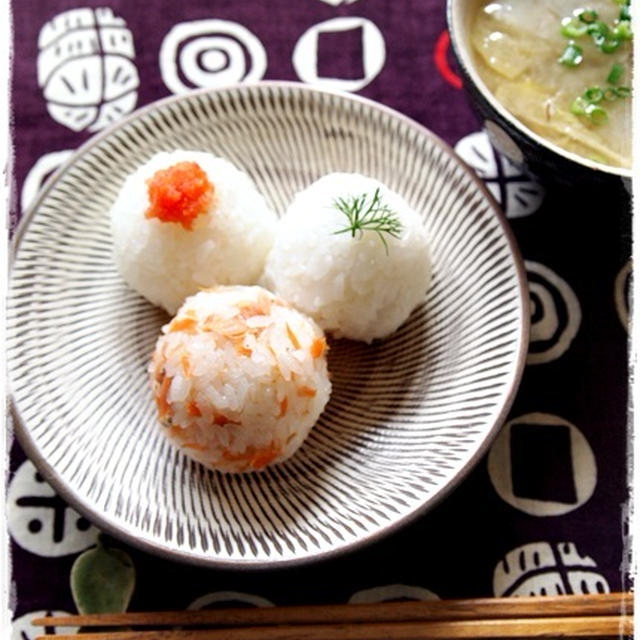 ミニおにぎりで朝ごはん。