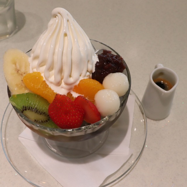 フルーツがたっぷり♪カフェラミル横浜ジョイナスクラシック店のコーヒーゼリーあんみつ